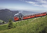 Schafberg-Bahn, Schafberg-Bahn vor Alpenkulisse im Frühling am Wolfgangsee., Schafberg-Bahn vor Alpenkulisse im Frühling am Wolfgangsee.