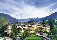 Hotel Hollweger, Hotel Hollweger am malerischen Wolfgangsee im Frühling.