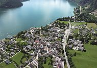 St. Gilgen, St. Gilgen am Wolfgangsee im Frühling, idyllische Luftaufnahme.