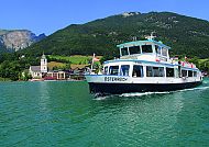 Schiffahrt auf dem Wolfgangsee, Schiff auf dem Wolfgangsee vor idyllischer Bergkulisse.