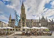 München, Neues Rathaus in München mit bayerischer Flagge und blauem Himmel., Neues Rathaus in München mit bayerischer Flagge und Café., Neues Rathaus München mit bayerischer Flagge im Vordergrund.