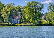 Herreninsel, Idyllische Kapelle auf der Herreninsel im Chiemsee., Herreninsel im Frühling, idyllische Kapelle am Chiemseeufer.