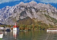 Königssee, Königssee mit St. Bartholomä und imposanter Bergkulisse., Königssee mit St. Bartholomä und majestätischen Bergen im Hintergrund.