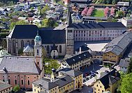 Berchtesgaden, Berchtesgaden im Frühling mit blühenden Kirschbäumen., Historisches Zentrum von Berchtesgaden im Frühling.