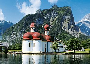 St. Bartholomä am Königssee, St. Bartholomä am Königssee vor beeindruckender Bergkulisse., St. Bartholomä am Königssee vor beeindruckender Bergkulisse.