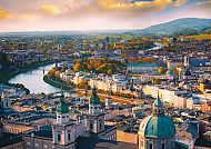 Salzburg, Salzburg im Frühling, mit Blick auf die historische Altstadt., Panoramablick auf Salzburg bei Sonnenuntergang im Frühling.