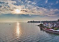Friedrichshafen, Sonnenuntergang über Friedrichshafen am Bodensee., Idyllische Abendstimmung am Bodensee in Friedrichshafen.