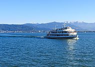 Bodensee, Schiff auf dem Bodensee vor malerischer Alpenkulisse., Schiff auf dem Bodensee vor Alpenpanorama bei Friedrichshafen.
