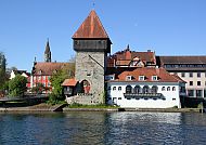 Konstanz, Mittelalterlicher Turm und Gebäude am Ufer des Bodensees in Konstanz.