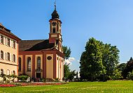 Mainau, Schlosskirche St. Marien, Schlosskirche St. Marien auf der Insel Mainau bei strahlendem Himmel., Schlosskirche St. Marien auf Mainau bei strahlend blauem Himmel.