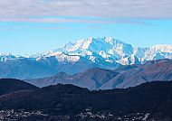Schweizer Alpen, Schneebedeckte Alpenlandschaft unter blauem Himmel., Majestätische Alpenlandschaft mit schneebedeckten Gipfeln.