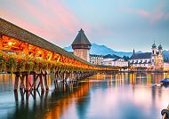 Luzern, Kapellbrücke in Luzern bei Sonnenuntergang, idyllische Alpenkulisse., Kapellbrücke in Luzern bei Sonnenuntergang, malerische Szenerie.