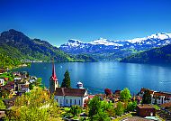 Weggis am Vierwaldstättersee mit Alpenpanorama und Kirche.