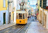 Lissabon, Gelbe Straßenbahn in sonniger Straße von Lissabon., Gelbe Straßenbahn in den sonnigen Straßen von Lissabon.