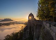 Festung Königstein, Friedrichsburg, Sonnenaufgang über der Festung Königstein, Friedrichsburg., Festung Königstein im Morgenlicht mit Blick auf die Elbe.