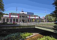 Baden-Baden_Festspielhaus, Festspielhaus Baden-Baden: Kultur und Architektur im Grünen., Festspielhaus Baden-Baden unter blauem Himmel, umgeben von Natur.