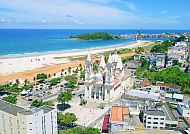 , Küstenstadt Ilheus mit beeindruckender Kathedrale und Strand., Ilhéus mit Strand und Kirche unter blauem Himmel.