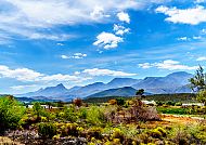 Südafrika, Malerische Landschaft in Südafrika mit Bergen und blauem Himmel.