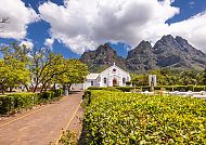 Stellenbosch, Historische Kirche vor majestätischer Bergkulisse in Stellenbosch., Stellenbosch: Malerische Kirche vor majestätischen Bergen.