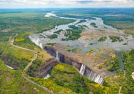 Victoriafälle, Majestätische Victoriafälle inmitten üppiger Landschaft., Majestätische Victoriafälle inmitten üppiger afrikanischer Landschaft.