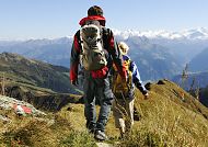 Salzburger-Land_Saalbach_Wandern, Wanderer genießen die Alpenlandschaft in Saalbach bei Sonnenschein., Wanderer genießen die Alpenlandschaft in Saalbach, Salzburger Land.
