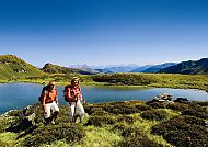 Salzburger-Land_Saalbach_Wandern, Wanderer genießen die idyllische Berglandschaft in Saalbach., Wanderer genießen die Alpenlandschaft in Saalbach bei klarem Himmel.