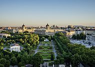, Volksgarten in Wien bei Sonnenuntergang, umgeben von historischer Architektur., Volksgarten in Wien bei Sonnenuntergang, umgeben von prächtigen Bauten.