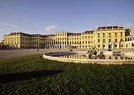 , Schloss Schönbrunn im Sonnenlicht, Wien zur Rosenblüte.