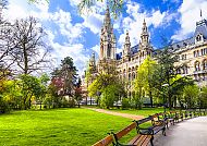 Wien, Wiener Rathaus im Frühling, umgeben von blühendem Park.