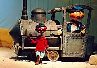 Augsburger Puppenkiste, Augsburger Puppenkiste: Figuren vor einer Lokomotive.