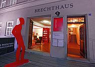 Brechthaus Blick nach innen Lounge und Treppenhaus,