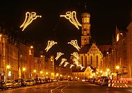 Augsburg_Maximilianstr._Engel, Augsburg Maximilianstraße mit leuchtenden Engeln bei Nacht.