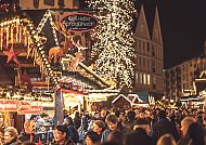 Weihnachtsmarkt, Augsburger Christkindlesmarkt: Festliche Lichter und fröhliche Menschen., Festliche Stimmung auf dem Augsburger Christkindlesmarkt.
