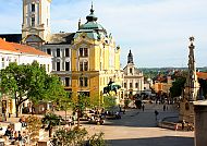 Pecs, Historische Altstadt von Pecs mit sonnigem Marktplatz., Pecs im Sonnenschein: Historische Architektur und lebendige Plätze.