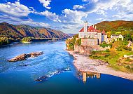 Wachau, Malerische Wachau mit Schloss an der Donau im Sommer., Majestätische Burg an der Donau in der malerischen Wachau.