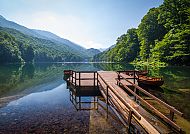 Holzsteg am Biogradsko-See in Montenegro, umgeben von Bergen