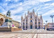 Piazza del Duomo, Mailänder Dom auf der Piazza Del Duomo bei strahlend blauem Himmel.