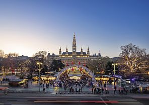 Wiener Weihnachtsmarkt, Wiener Weihnachtsmarkt vor dem Rathaus im Abendlicht.