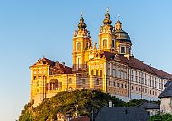 Ausflugstipp: Melk, Stift Melk in goldenem Abendlicht, Donau-Kurzkreuzfahrt 2026.