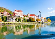 Dürnstein in der Wachau mit malerischer Donau und historischer Architektur.