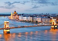 Budapest, Budapester Parlament und Kettenbrücke bei Sonnenuntergang an der Donau.