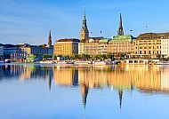Binnenalster Hansestadt Hamburg, Binnenalster in Hamburg bei klarem Himmel und ruhiger Wasseroberfläche., Hamburgs Binnenalster im Morgenlicht, Spiegelung der Skyline im Wasser.