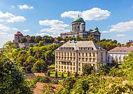 Esztergom, Esztergom mit beeindruckender Basilika und malerischer Landschaft., Esztergom mit Basilika und malerischer Landschaft unter blauem Himmel.