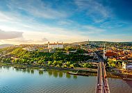 Bratislava, Bratislava mit Donau und Burg im Sonnenuntergang, 2026., Bratislava-Panorama mit Burg und Donau im Sonnenuntergang.