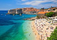 Strand und Altstadt von Dubrovnik, Strand und Altstadt von Dubrovnik unter strahlend blauem Himmel.