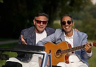 , Zwei Musiker von Fresh And Fun mit Gitarre im Freien.