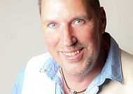 , Lächelnder Karsten Zierdt auf Quizkreuzfahrt in Holland.