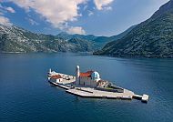 Perast, Kirche auf der Insel Gospa od Škrpjela in der Bucht von Kotor.
