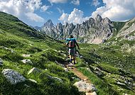 , Wanderer vor den Zubci im Durmitor-Gebirge, Montenegro.
