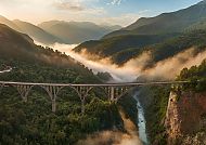 , Tara-Schlucht bei Sonnenaufgang, Montenegro: majestätische Naturkulisse., Majestätische Tara-Schlucht mit Brücke in Montenegro.